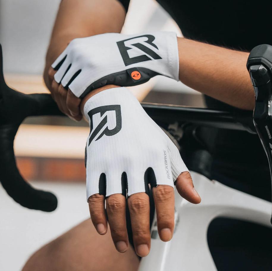 Guantes de Ciclismo de Medio Dedo Elásticos Interface - Cojín de Espuma de Alta Densidad Italiana, Diseño 3D Ergonómico, Ventilación Integral, Palma Antideslizante, Tiras de Liberación Rápida & Cobertura Extendida del Muñec