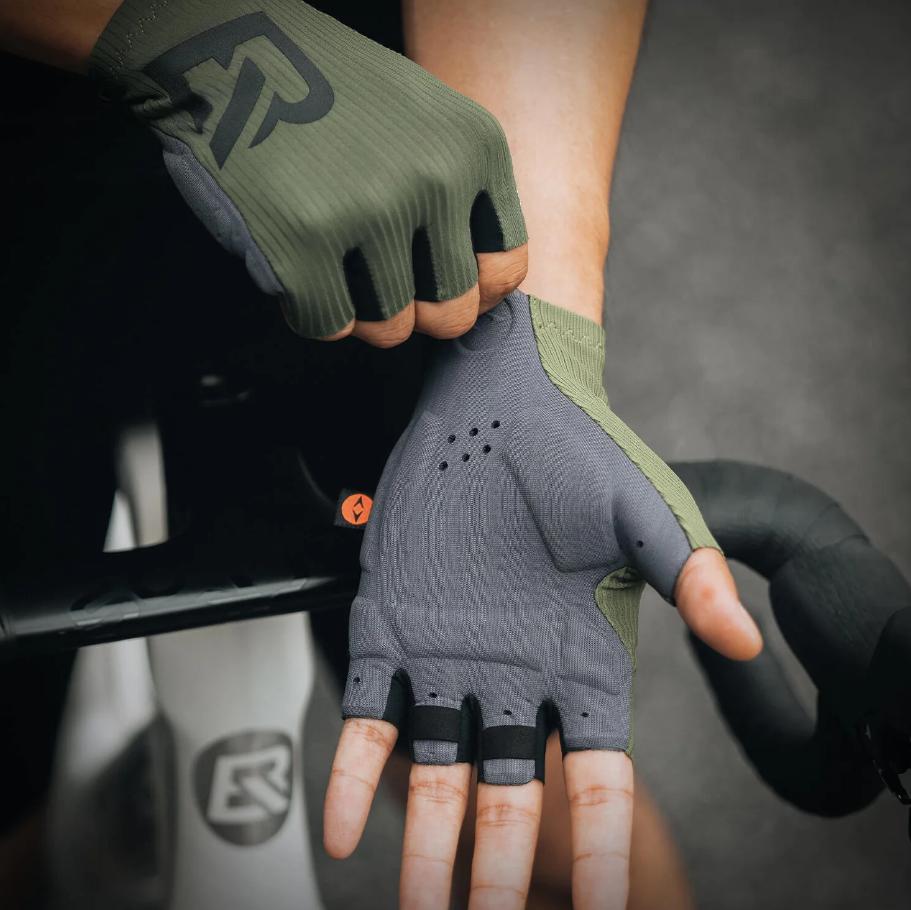 Guantes de Ciclismo de Medio Dedo Elásticos Interface - Cojín de Espuma de Alta Densidad Italiana, Diseño 3D Ergonómico, Ventilación Integral, Palma Antideslizante, Tiras de Liberación Rápida & Cobertura Extendida del Muñec