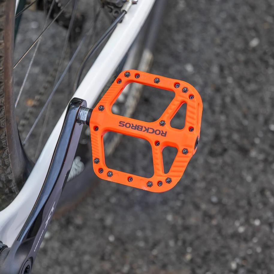 ROCKBROS Pedales MTB premium de nylon con 3 rodamientos de bolas, 9/16 inch, piquetas antideslizantes naranjas, pedales de bicicleta para MTB