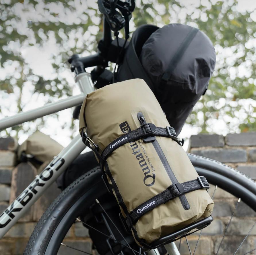 ROCKBROS bolsa de compresión impermeable color caqui instalada en la horquilla de bicicleta
