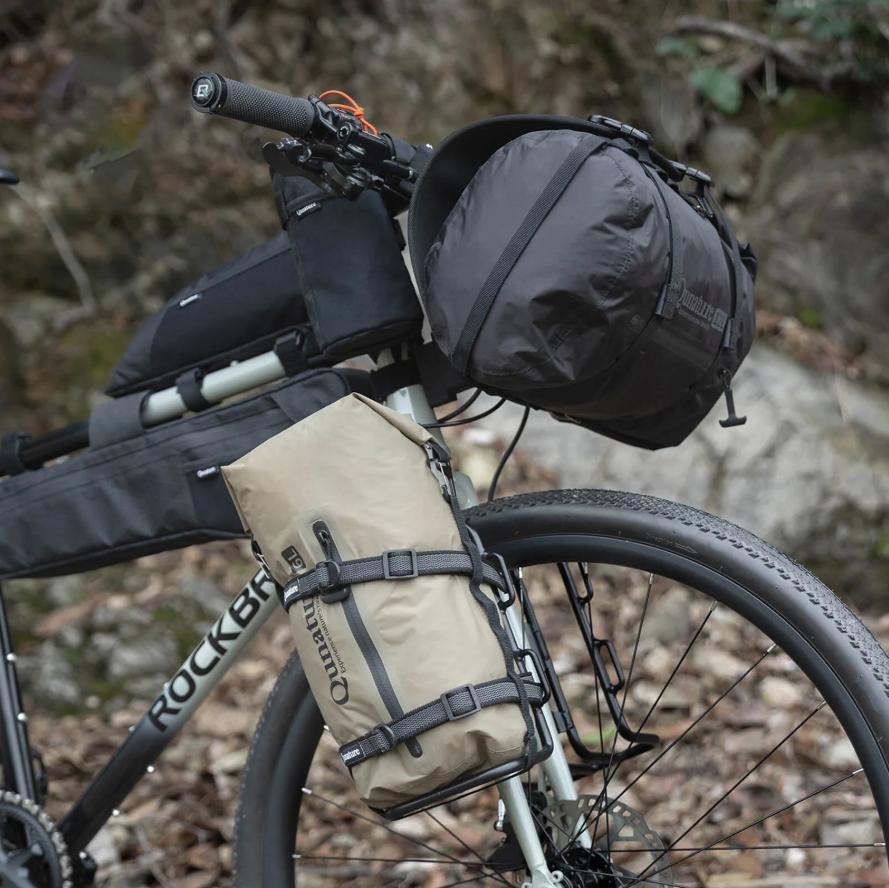 ROCKBROS bolsa de compresión impermeable color beige fijada en bicicleta en zona boscosa
