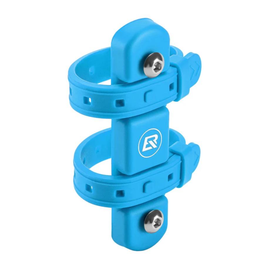 ROCKBROS adaptador azul para portabotellas de bicicleta en primer plano sobre fondo blanco
