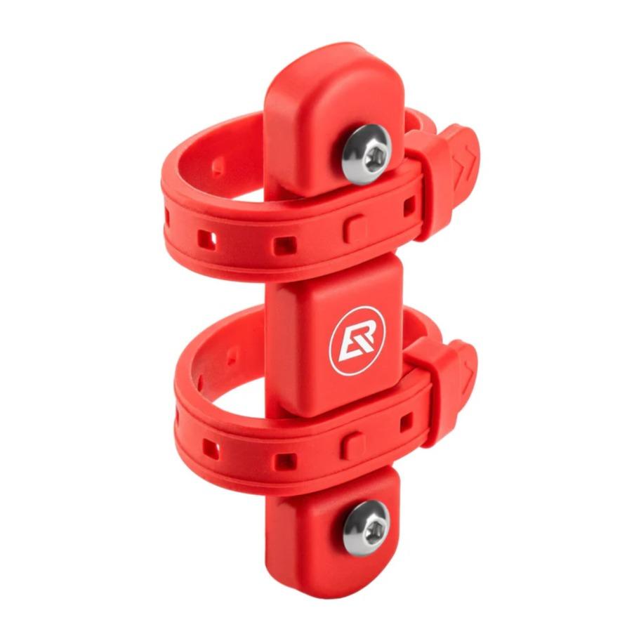 ROCKBROS adaptador rojo para portabotellas de bicicleta en primer plano sobre fondo blanco