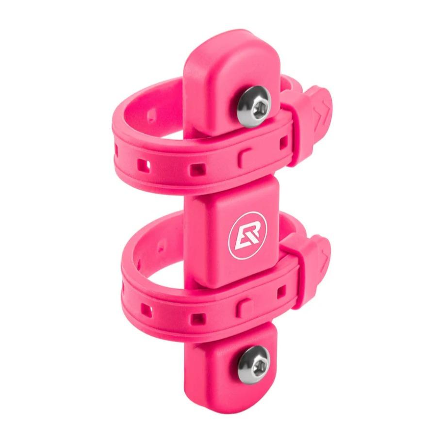 ROCKBROS adaptador rosa para portabotellas de bicicleta en primer plano sobre fondo blanco