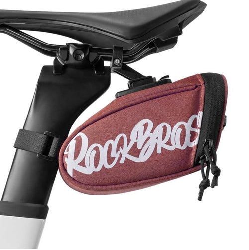 ROCKBROS bolsa de sillín portátil para bicicleta de color rojo teja instalada bajo el asiento de bicicleta sobre fondo blanco
