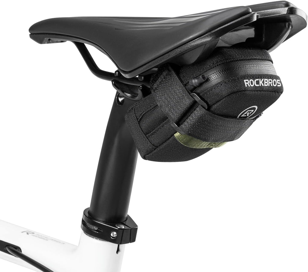 ROCKBROS bolsa de sillín de bicicleta negra instalada debajo del asiento de la bicicleta sobre fondo blanco