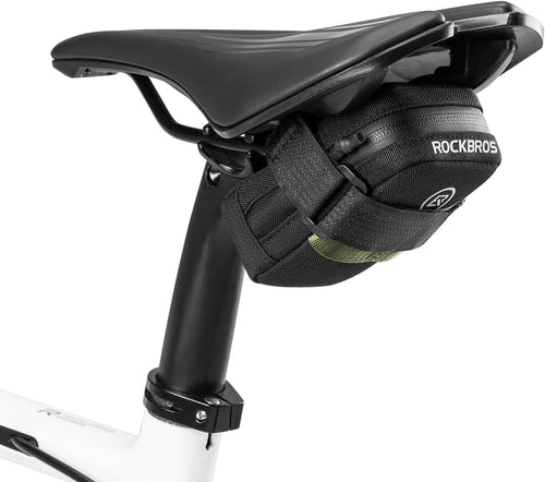 ROCKBROS bolsa de sillín de bicicleta negra instalada debajo del asiento de la bicicleta sobre fondo blanco