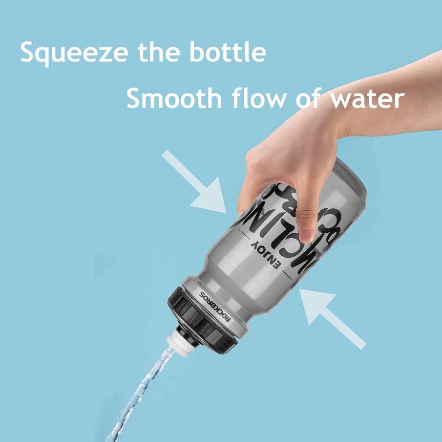 ROCKBROS botella de agua demostración de flujo de agua al ser exprimida por una mano