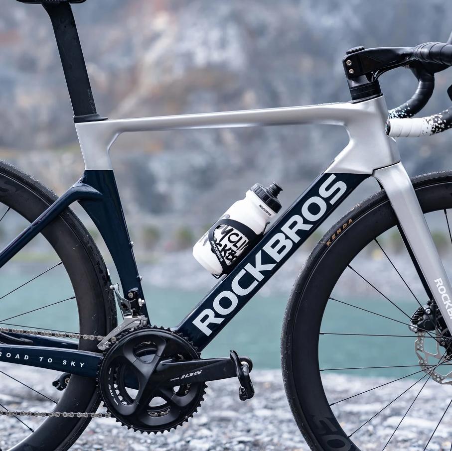 ROCKBROS botella de agua instalada en el cuadro de una bicicleta de carretera al aire libre