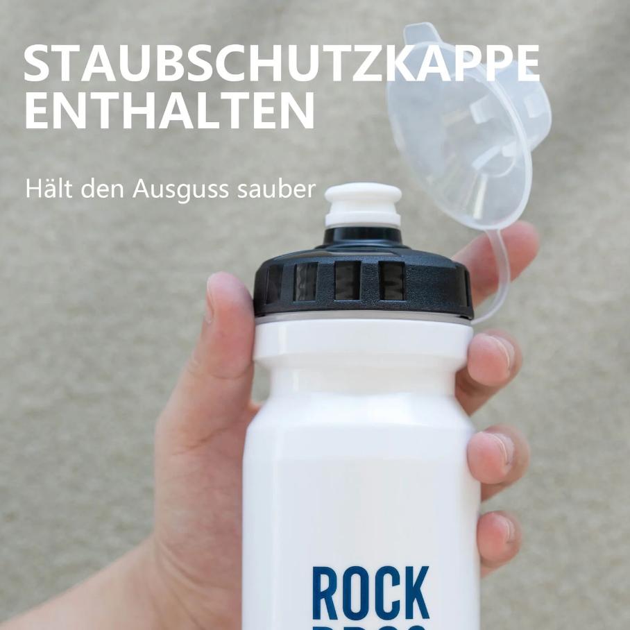ROCKBROS botella de agua para bicicleta con tapa antipolvo sostenida por una mano sobre fondo texturizado