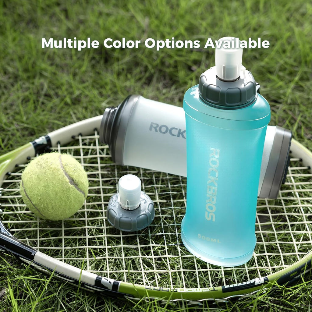 ROCKBROS botella de agua para bicicleta con multiples opciones de color sobre raqueta de tenis en el pasto