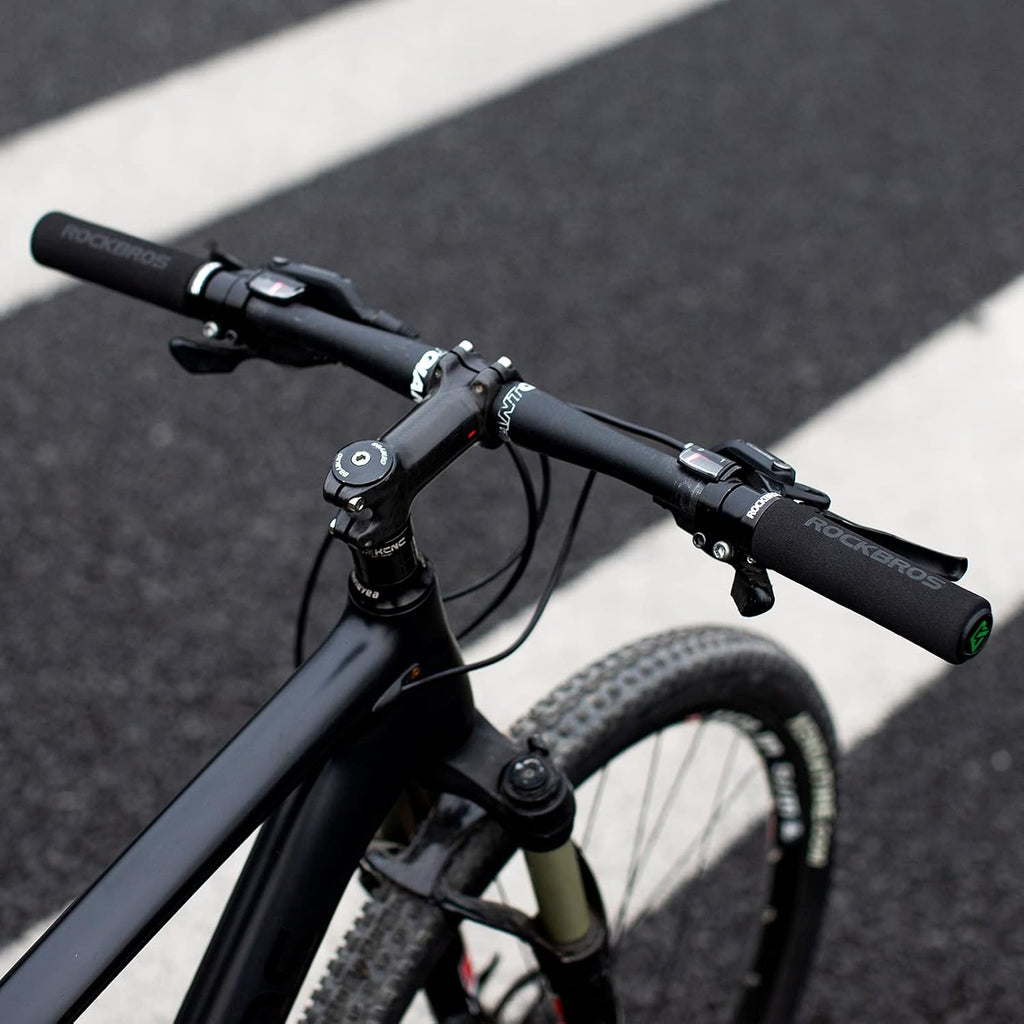 ROCKBROS empuñaduras de manillar negras instaladas en el manillar de una bicicleta de montaña