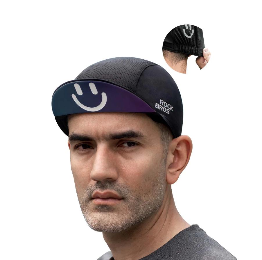 ROCKBROS gorra de ciclismo para verano usada por modelo con detalle de ajuste trasero sobre fondo blanco