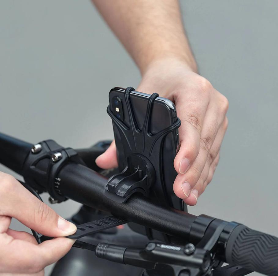 ROCKBROS soporte para el móvil muestra proceso de instalación en manos de hombre